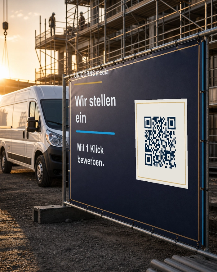 QR-Code an einem Bauzaun neben einem Servicefahrzeug