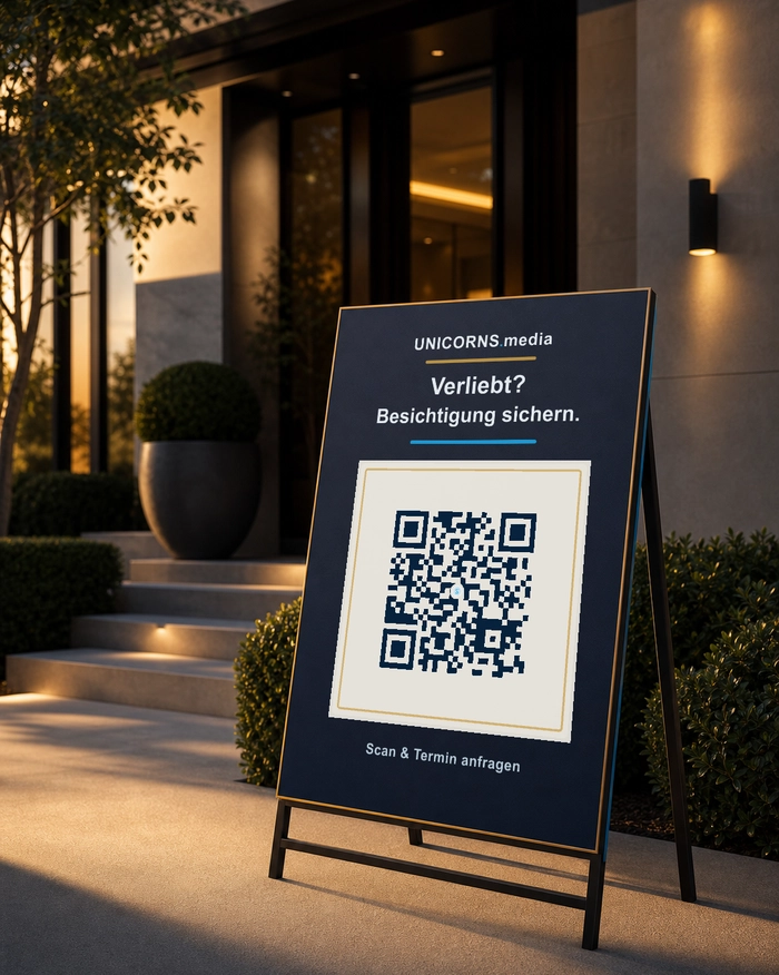 Immobilien-Schild mit QR-Code vor einem Haus